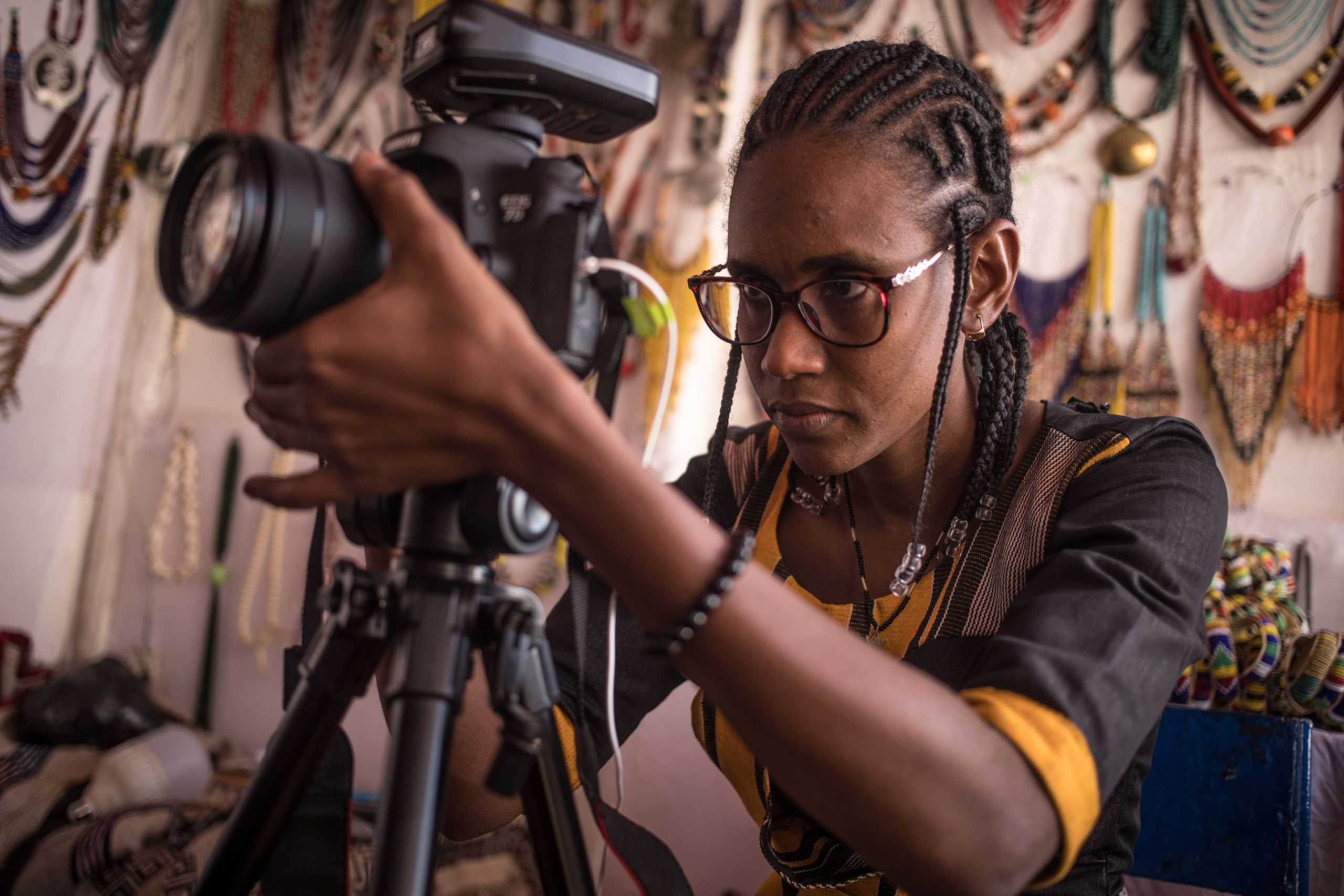 A Studio Tamani journalist captures an artisan during a report. @ Florent Vergnes / Fondation Hirondelle.